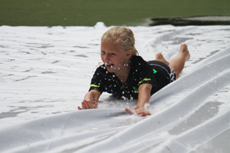 Die beliebteste Staffelprüfung: die THC Wasserrutsche!